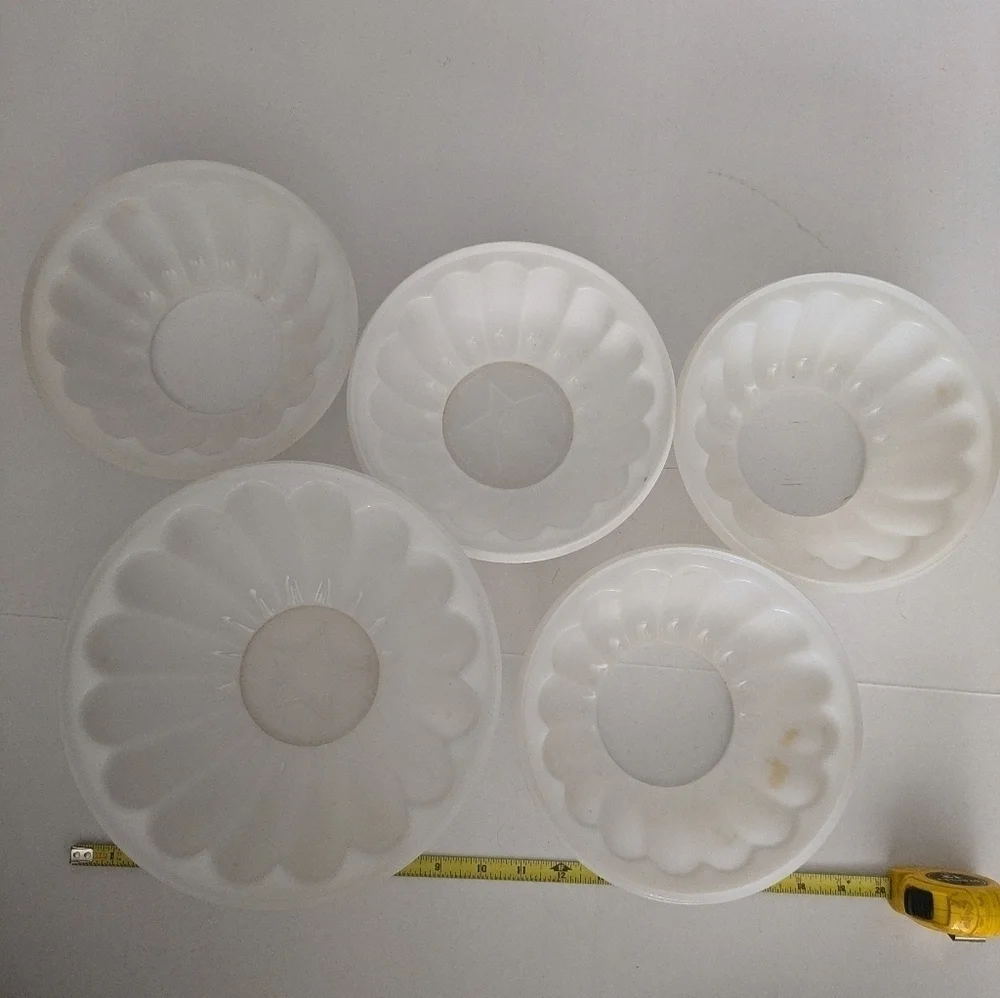 Tupperware Jello Molds, see pics on what's included. 5 pieces, no lids